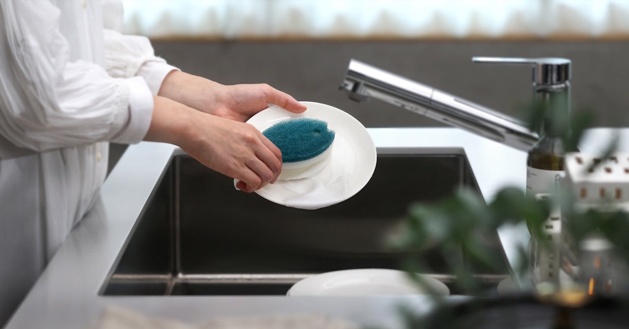 スポンジで食器を洗うメーカーの使用場面写真