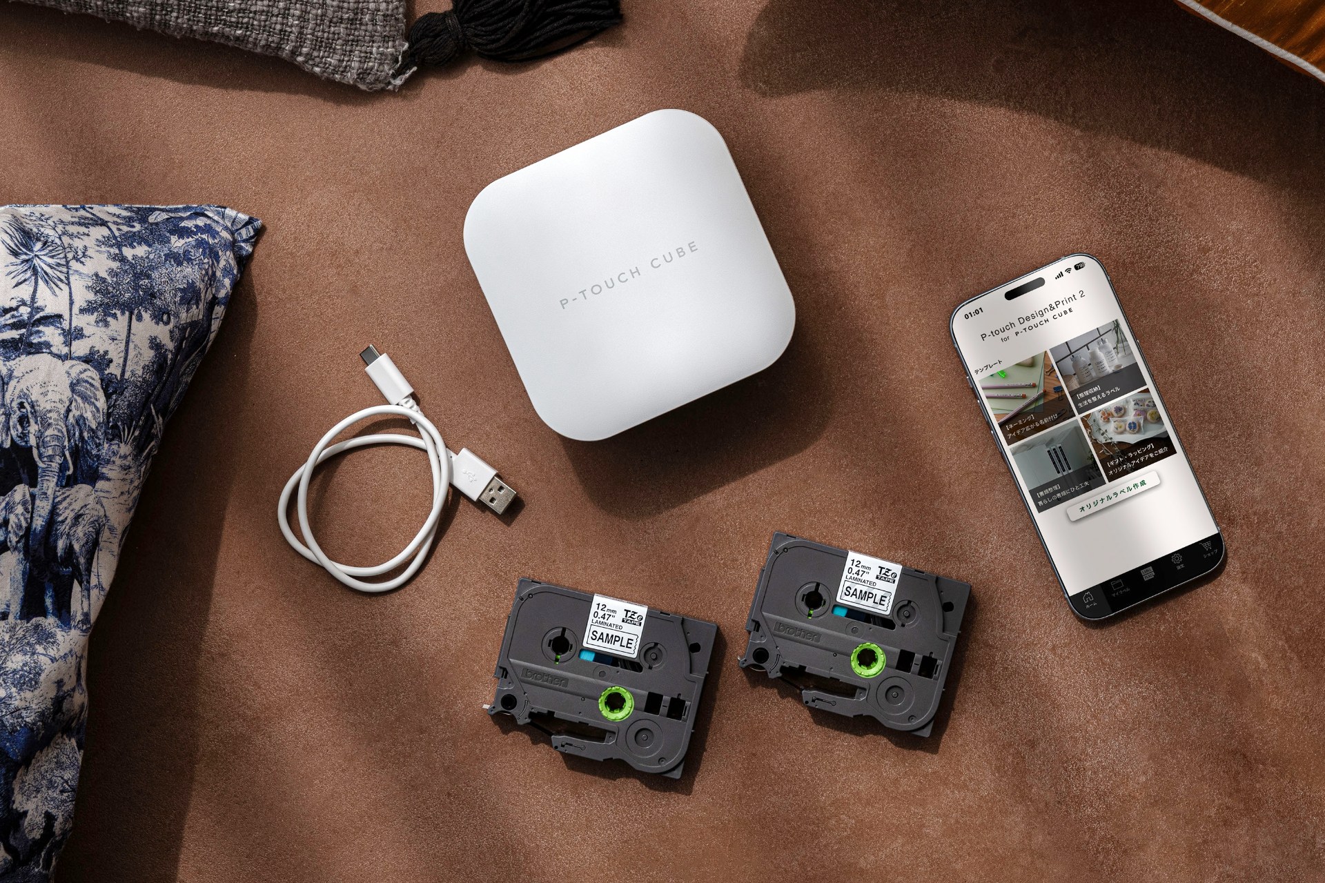 PT-P320BTホワイト、USBケーブル、白地と透明地のサンプルテープ、スマートフォン