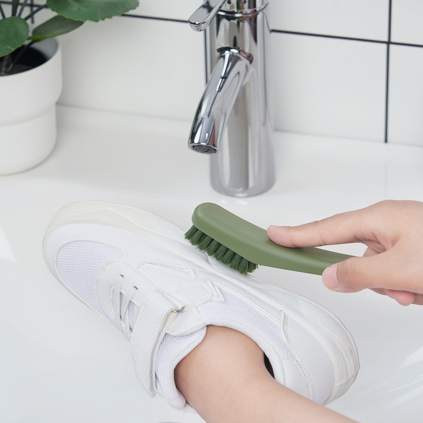 大きいブラシを靴の表面へ当てる使用例。
