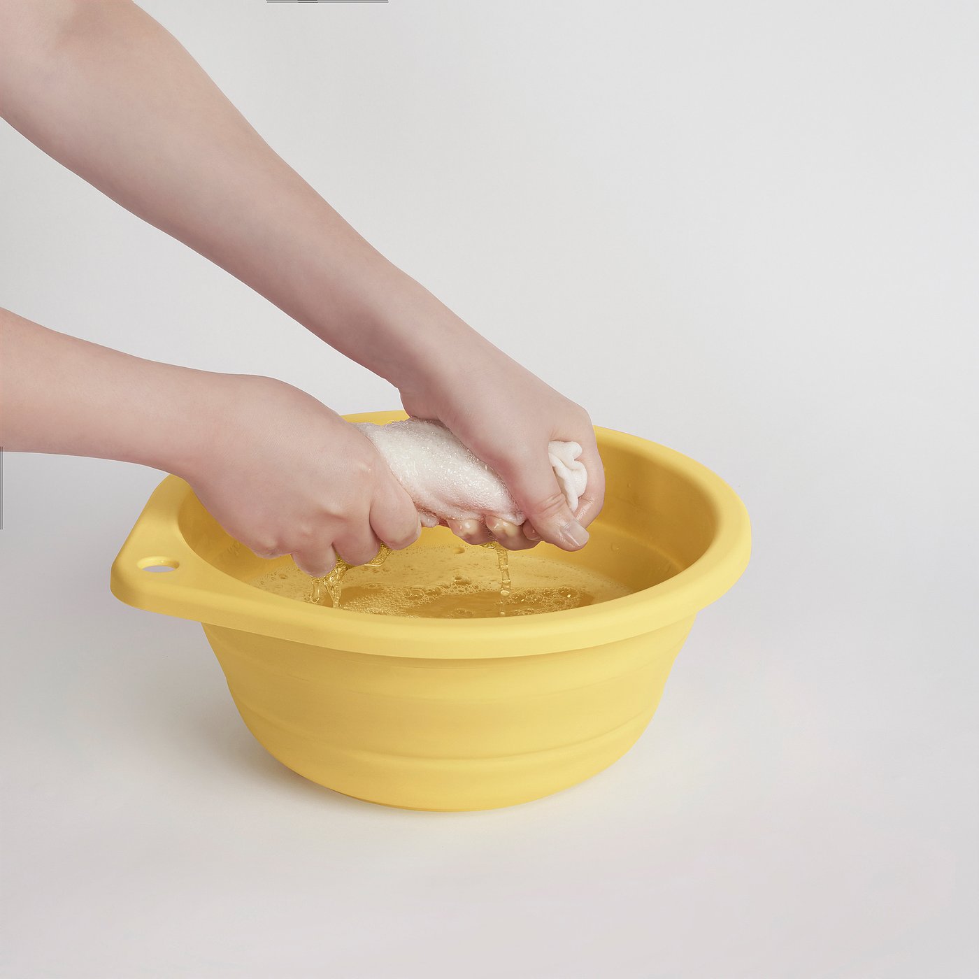 布を手洗いする公式使用例。水の量や洗える衣類の数を保証する写真ではありません。