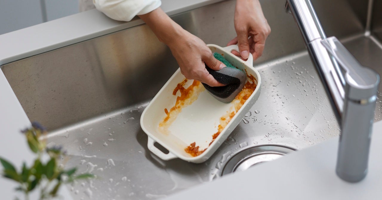 グリーンの水ピカ 3層キッチンスポンジでグラタン皿を洗う使用場面
