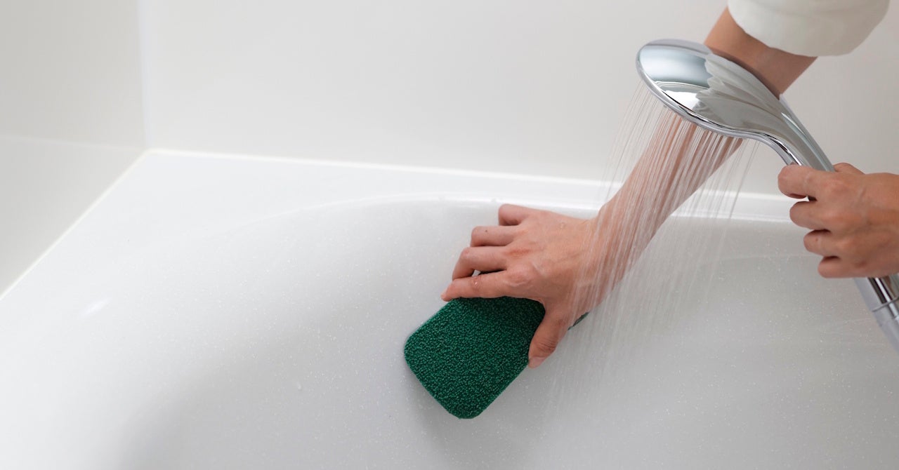 グリーンの水ピカ バススポンジで浴槽を洗い、水ですすぐ使用場面