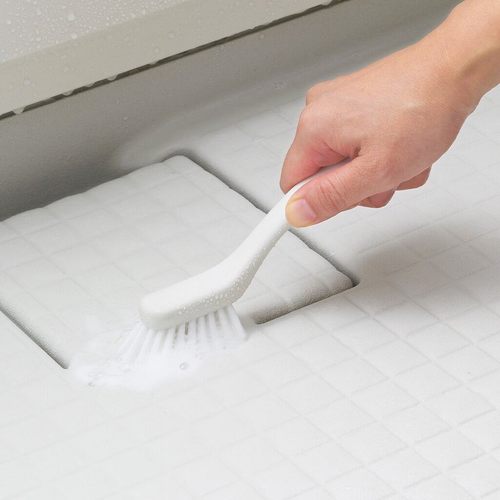 取り外した排水口まわりの部材を洗うメーカー使用例です。写っている浴室部材は付属しません。