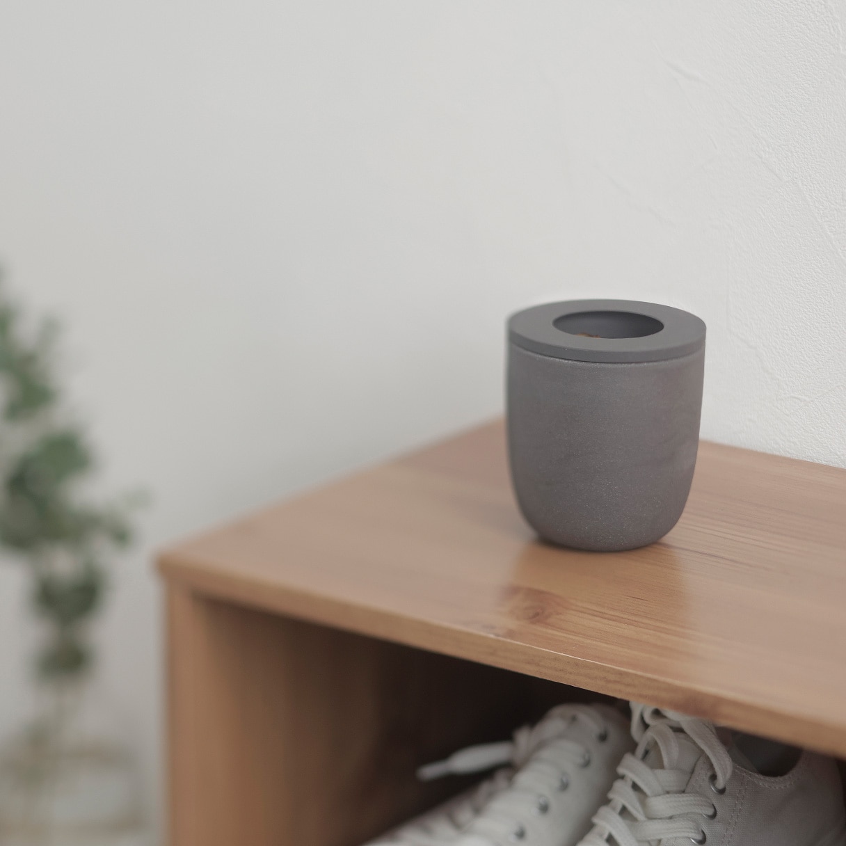 靴箱の上に置いたメーカー使用例。靴箱や靴などの家具・小物は付属しません。