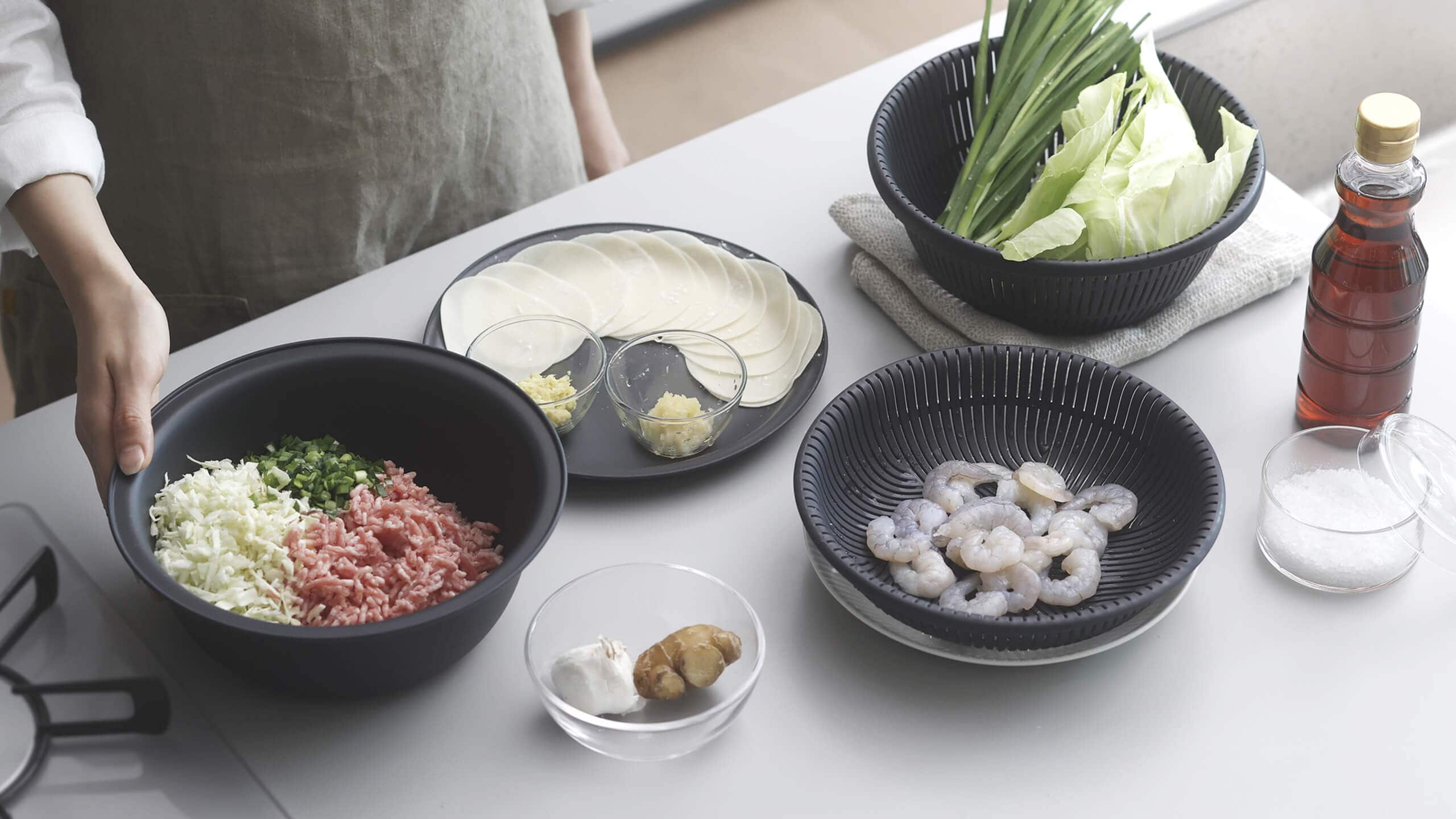 同21cmシリーズの下ごしらえ例。食材や周囲の調理道具は付属しません。