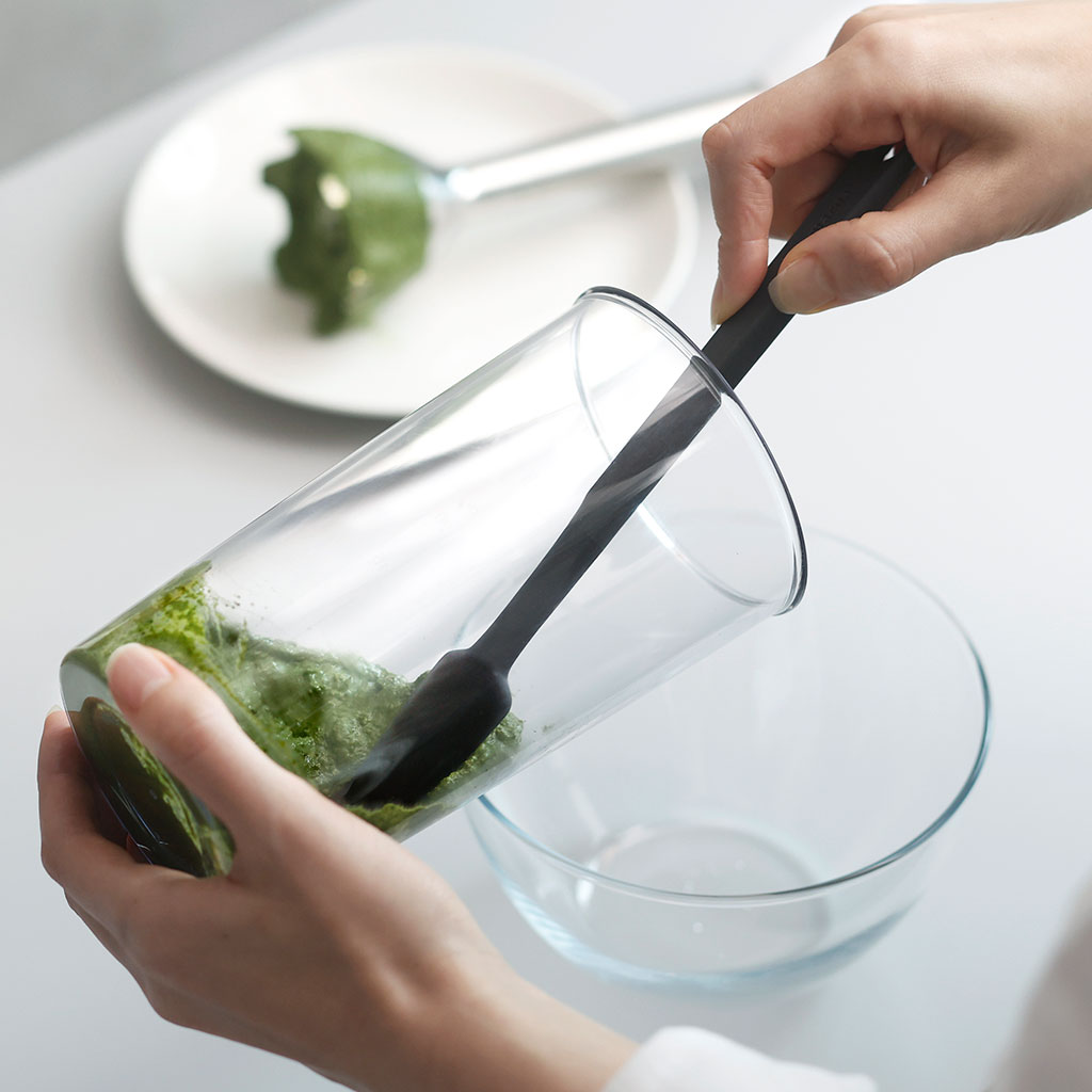 深い容器から食材をかき集める公式例。稼働中の調理機器に差し込む案内ではありません。
