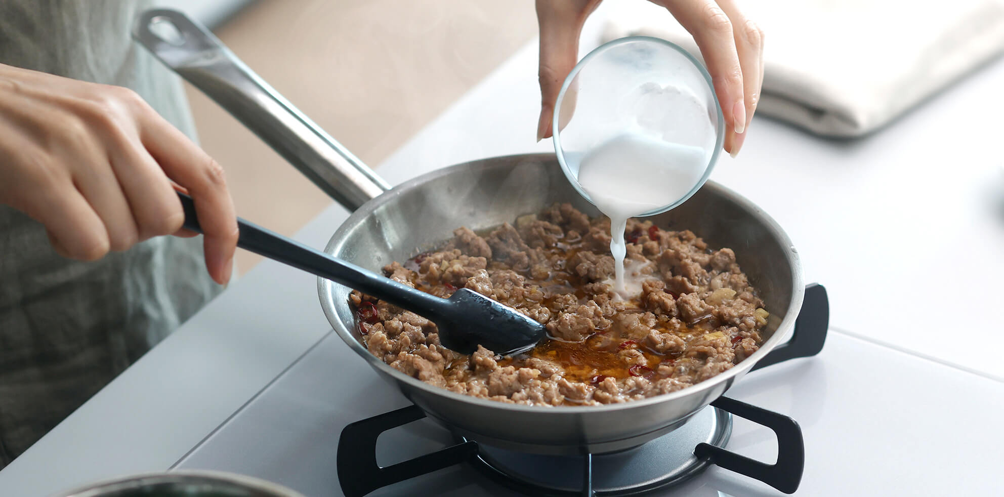 調理中の食材を混ぜる公式例。分量や加熱時間を示す写真ではありません。