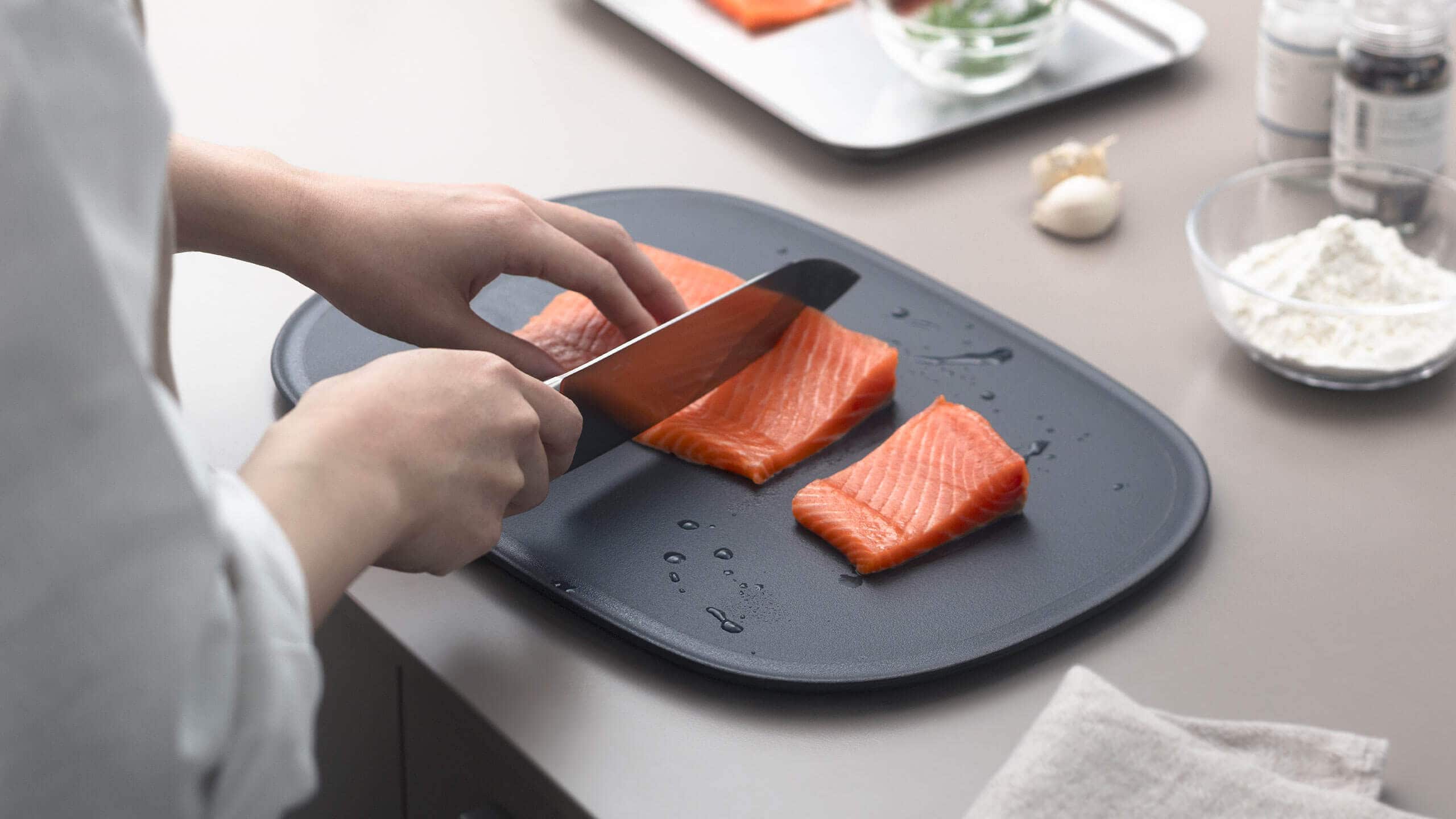 魚を切るメーカー公式使用例。食品・包丁・食器は付属しません。