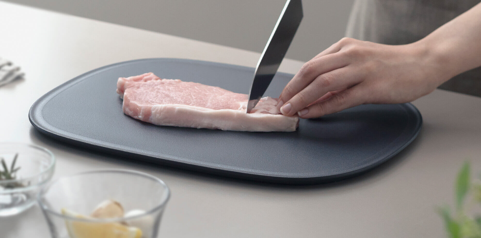 肉を切る公式使用例。水や油を拭き、安定した平らな場所で使う条件があります。
