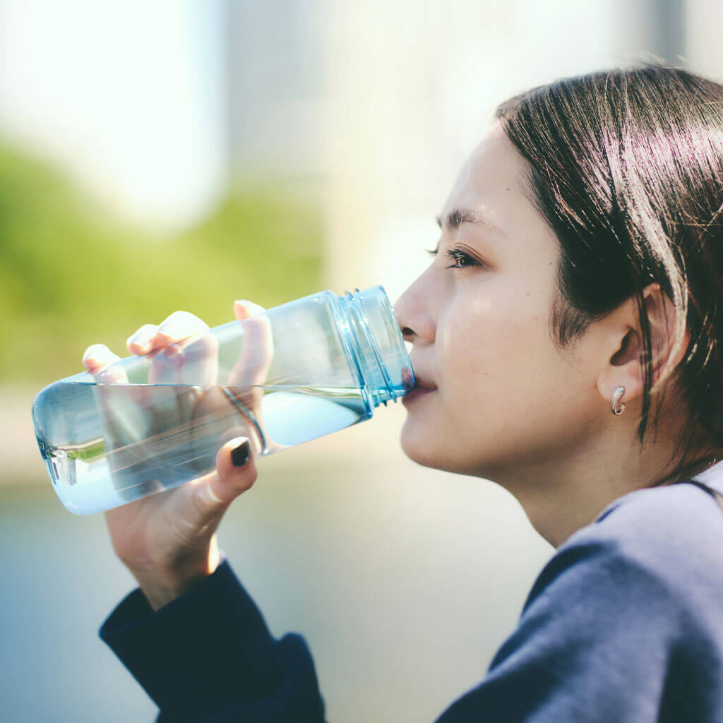 飲み口を使うメーカー写真。ネジの凹凸が口に触れにくい構造として案内されています。