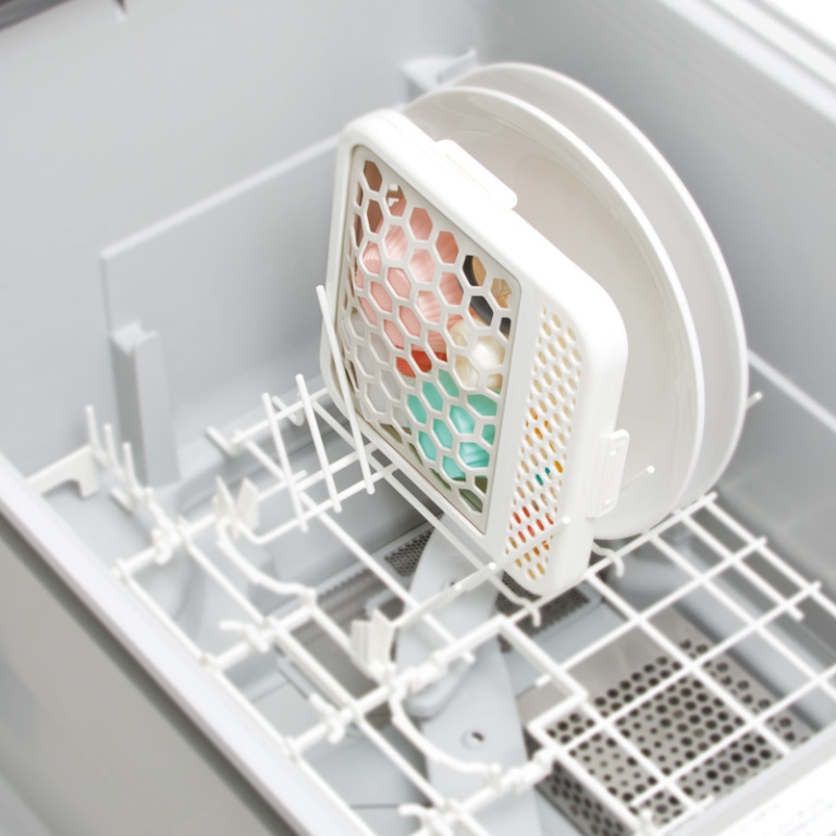 食洗機の食器と並べて置いたメーカー写真。設置できる場所は食洗機側の説明も確認します。