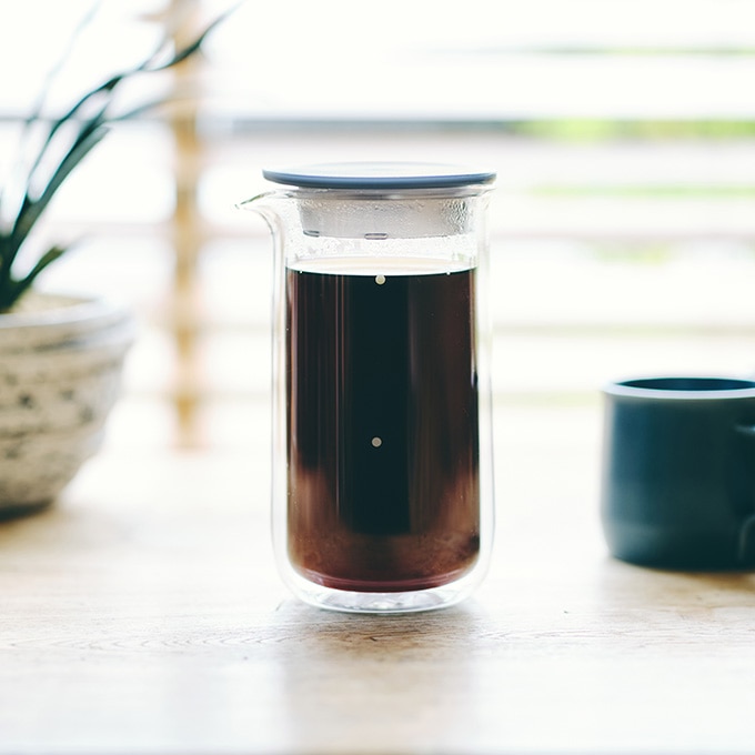 コーヒーを入れた530mLカラフェのメーカー使用写真。カップや植物は商品構成に含めていません。