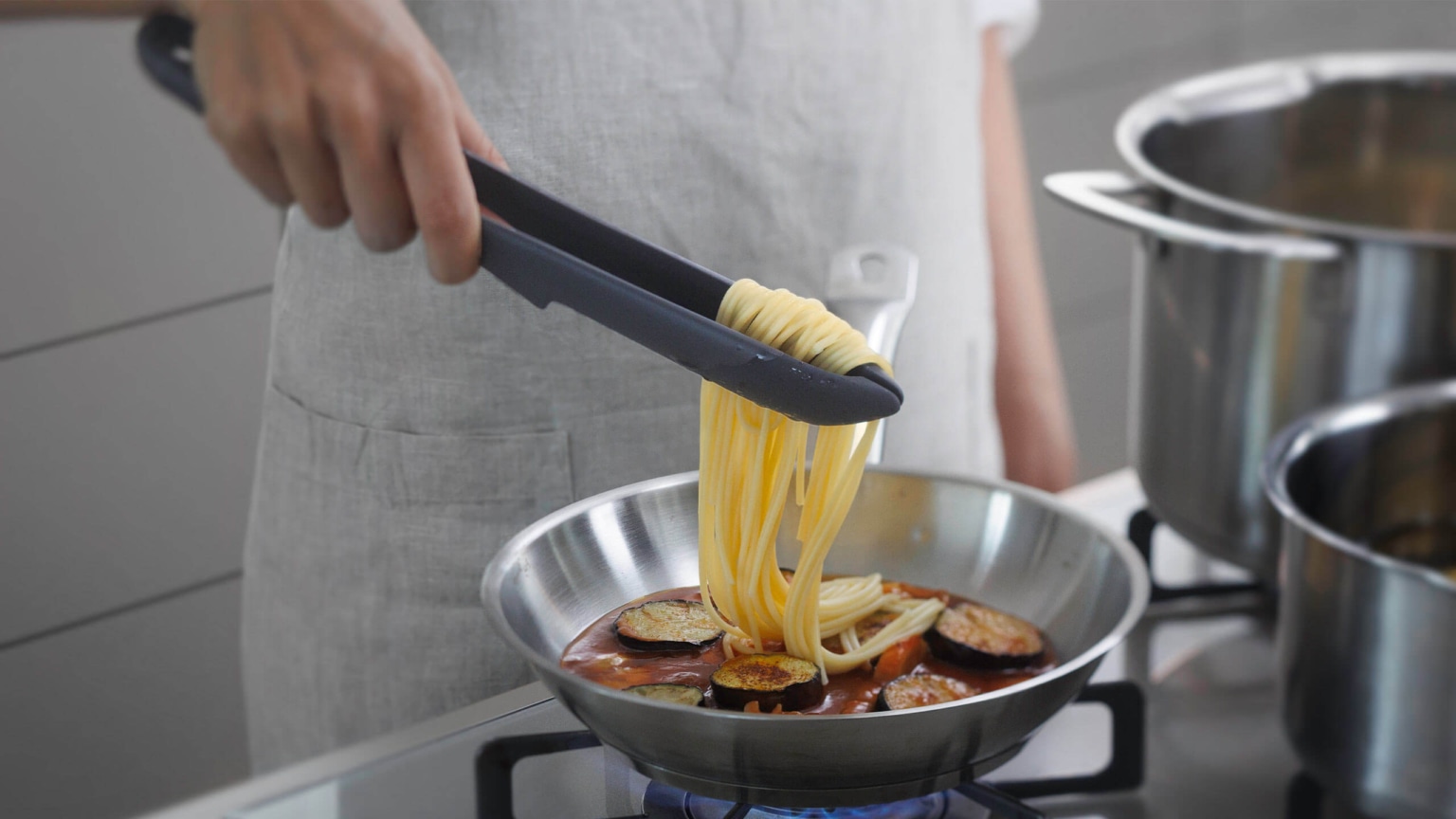 フライパンで麺を扱う公式例。鍋や食材は付属しません。