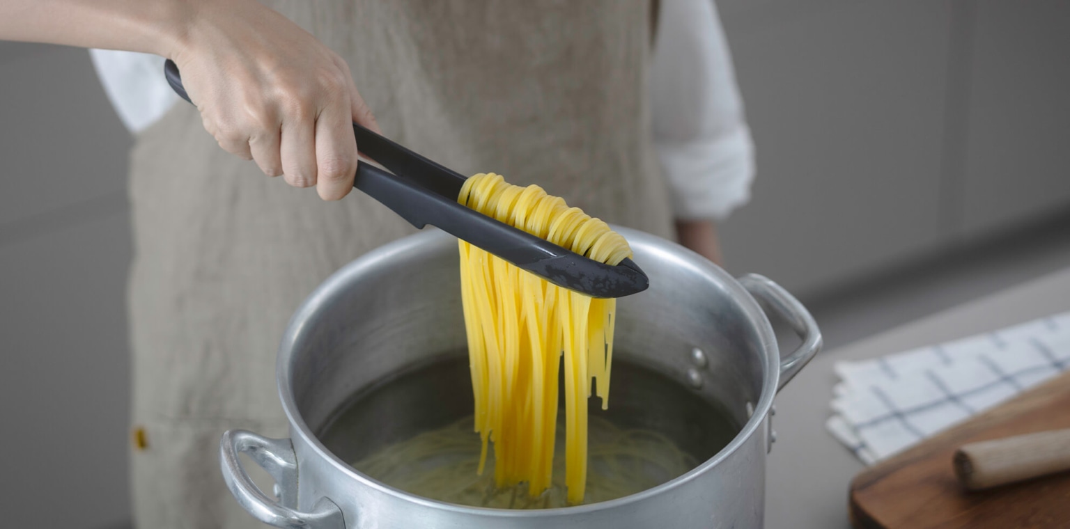 鍋から麺をつかむ公式例。熱湯が柄を伝うことへの注意があります。