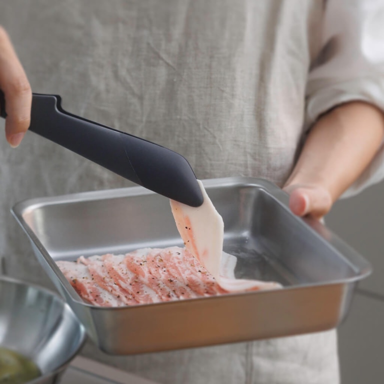 小さい食材をつまむ公式例。細かな作業に使う先端の形が分かります。