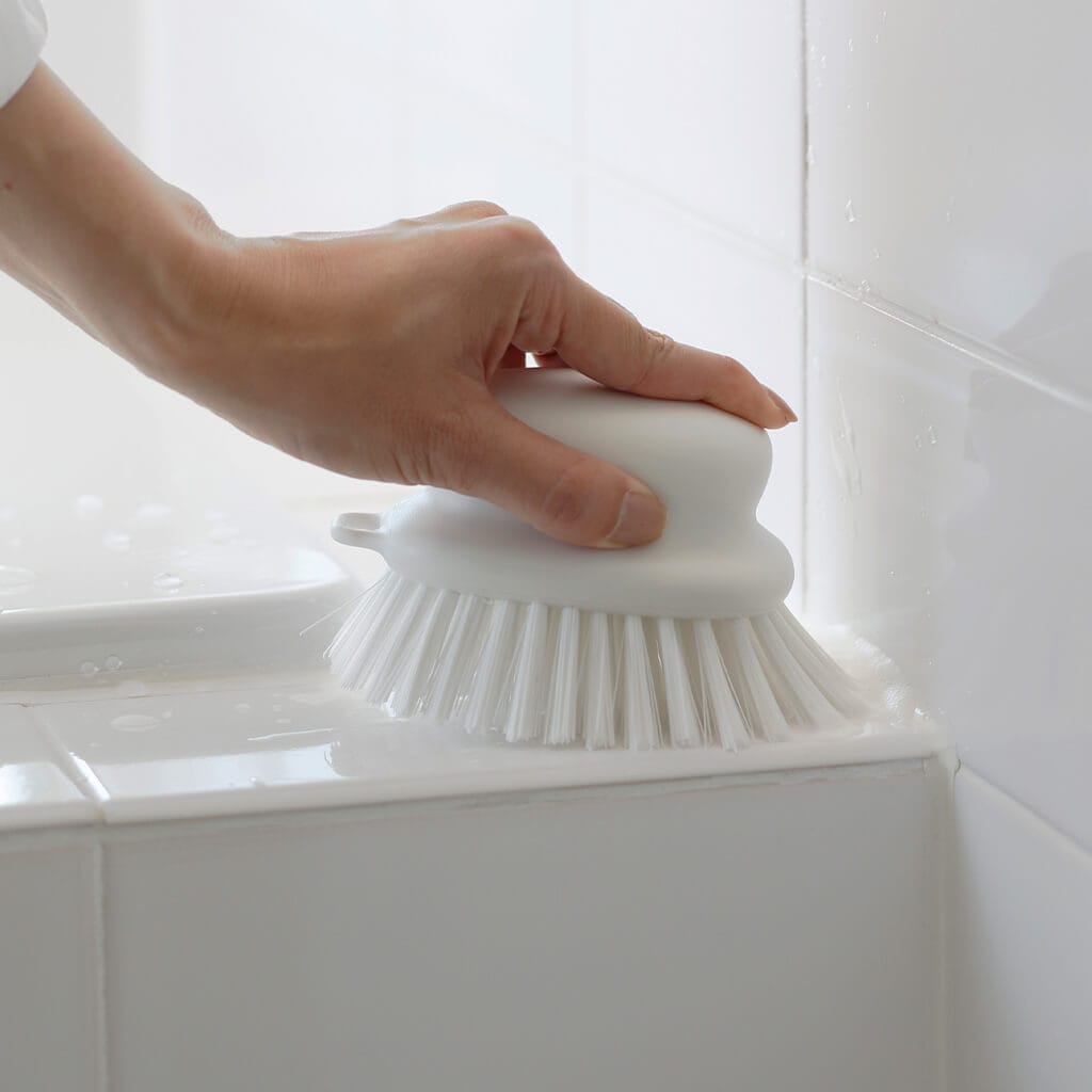 壁際や段差の縁へブラシを当てたメーカー使用例です。