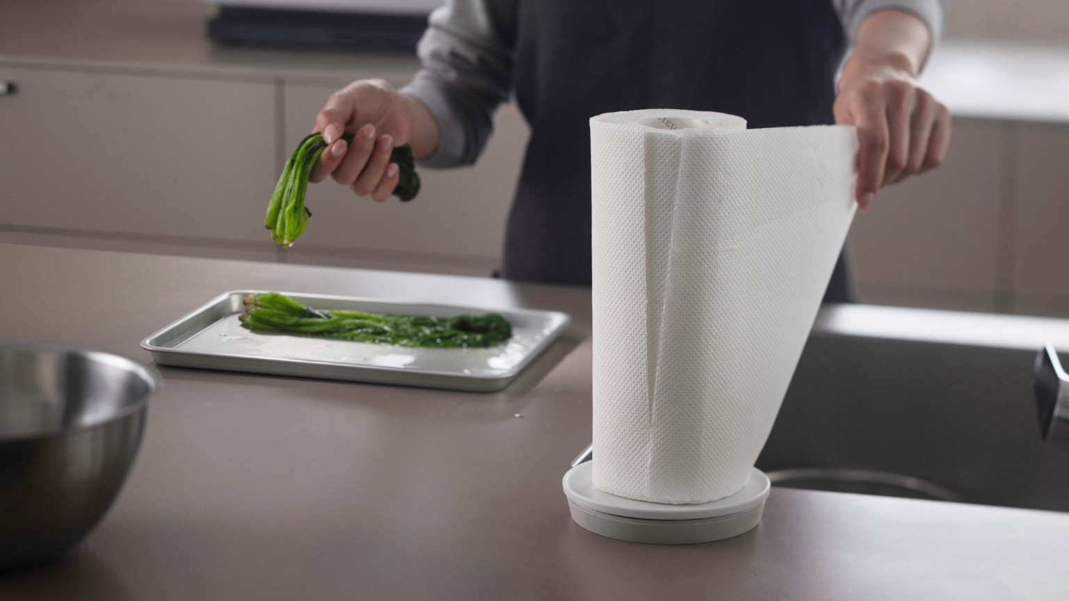 片手でペーパーを引き出す公式使用例。ロールの適合は芯径と外径を確認します。