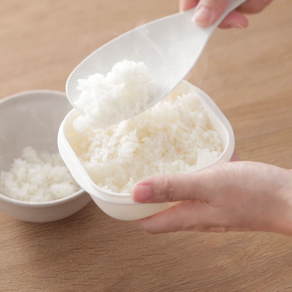 ホワイトの容器へご飯を入れる公式使用例。しゃもじや食器、ご飯は付属しません。