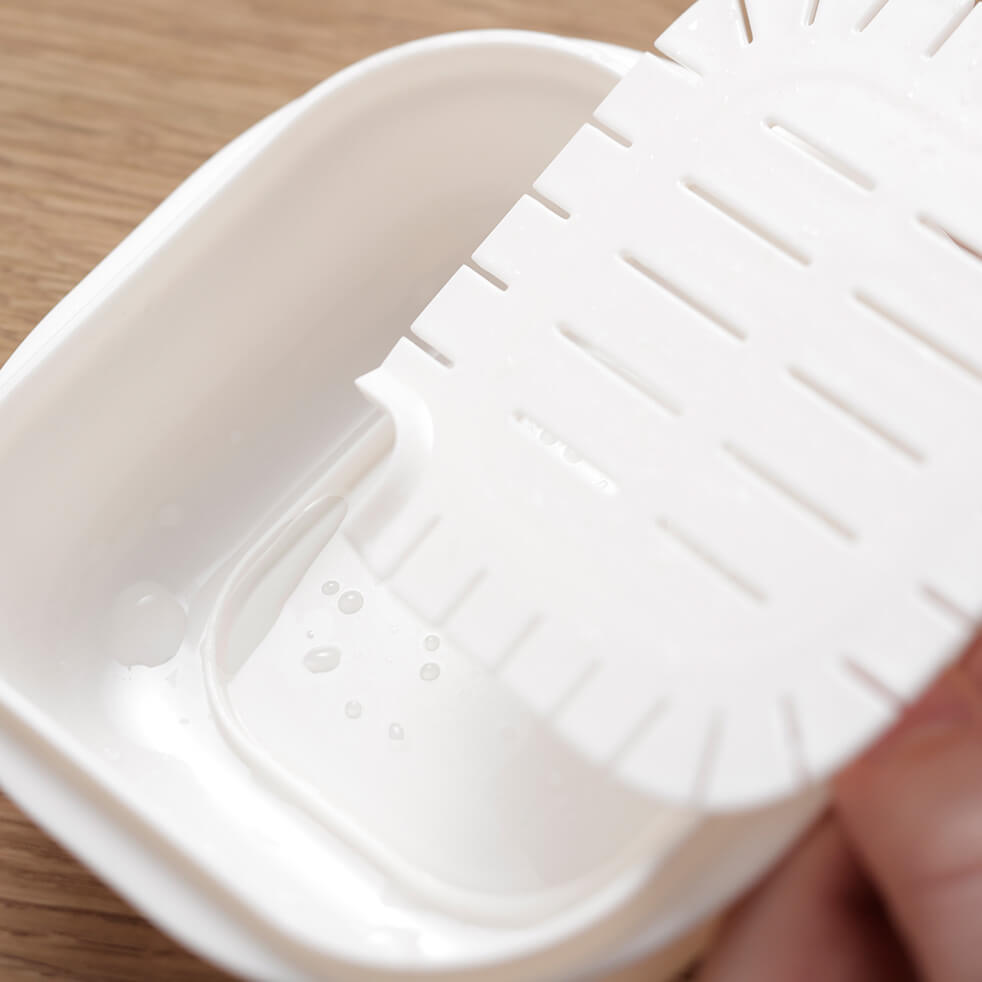 本体の底と取り外せるすのこの接写。余分な水分が下に落ちる構造です。