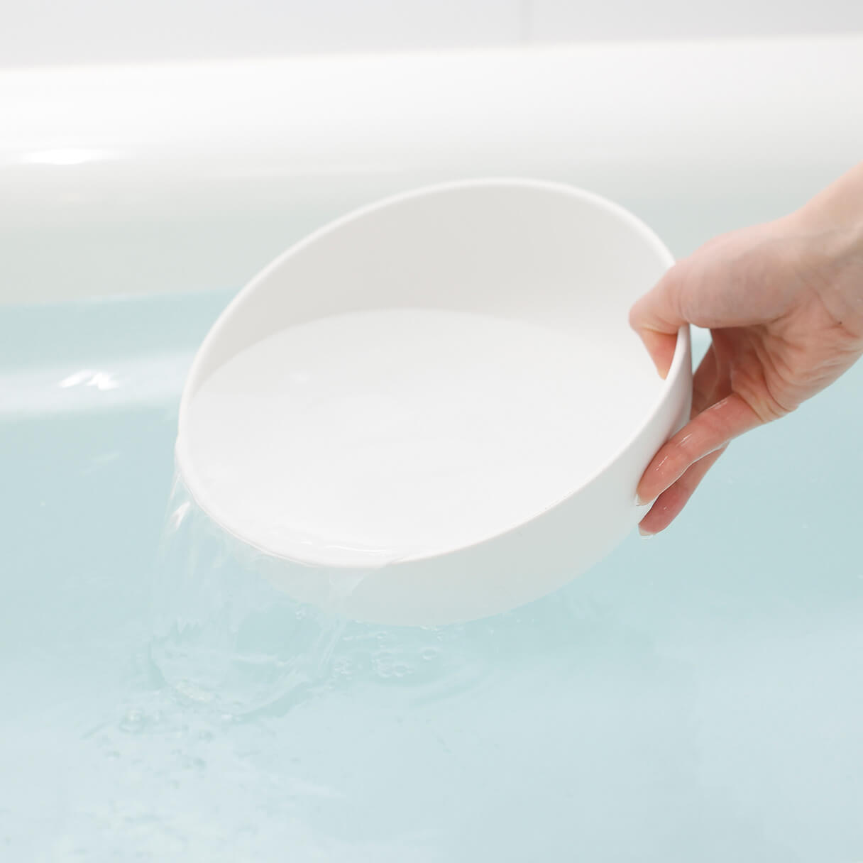 片手で湯を汲む公式使用例。手の大きさに対する適合を保証する写真ではありません。