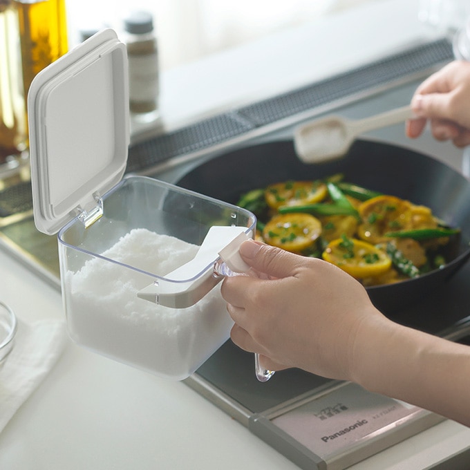 調味料を取り出すメーカー使用例。火のそばや高温の場所へ置かない注意は省きません。