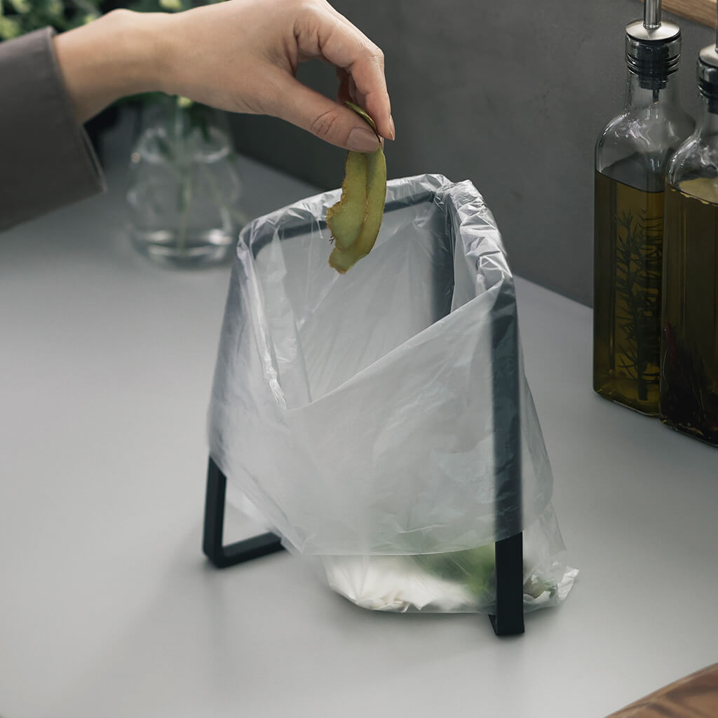 野菜くずを入れる公式使用例。袋口が手前側に開く形を確認できます。