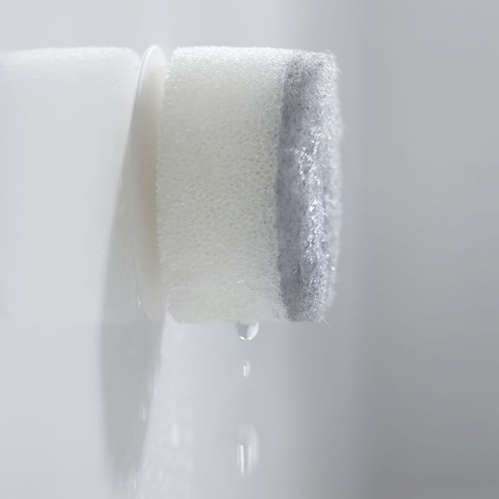 吸盤で浮かせたスポンジの側面と、水が落ちる様子。