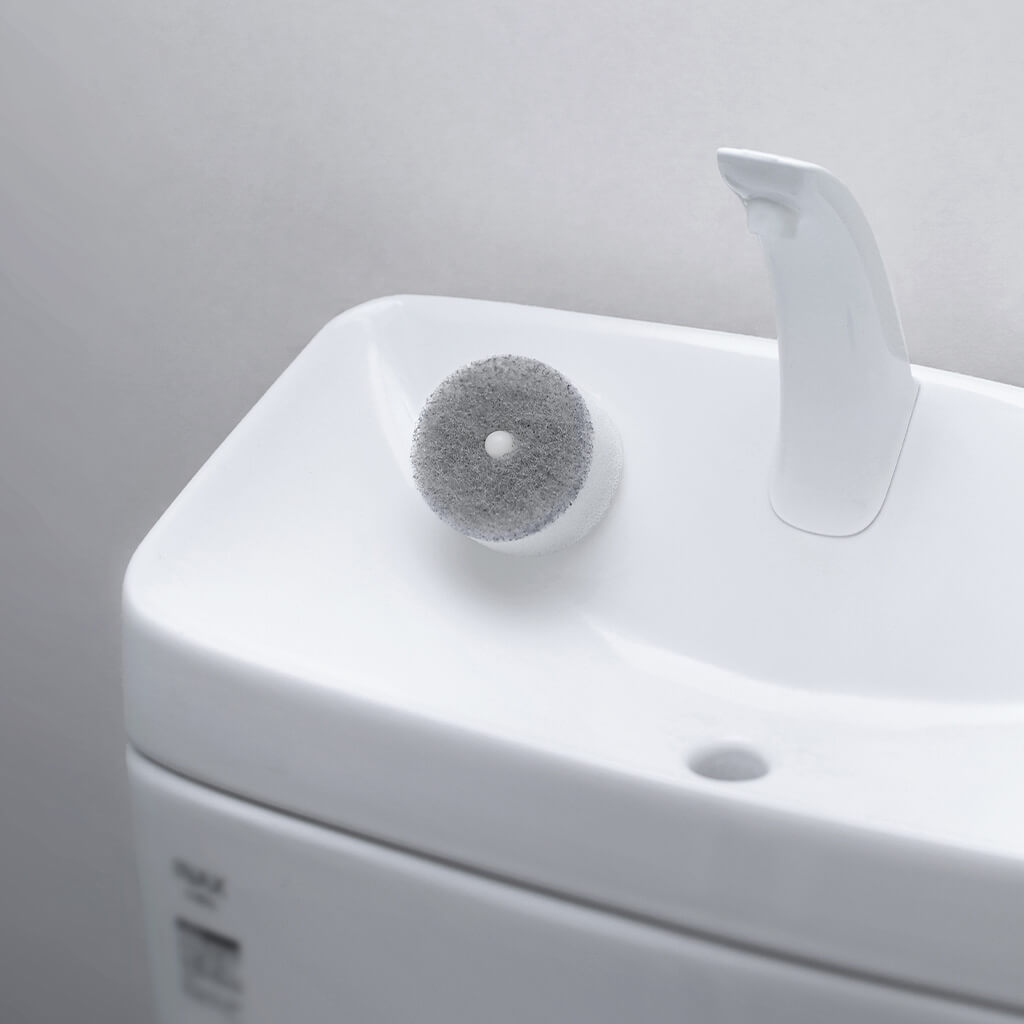 トイレの手洗いタンク付近での設置例。設備は付属しません。