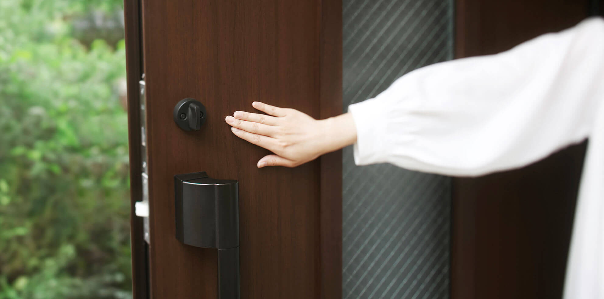 手でドアを開く方向へ押すメーカー使用例。解除するための余地が必要です。