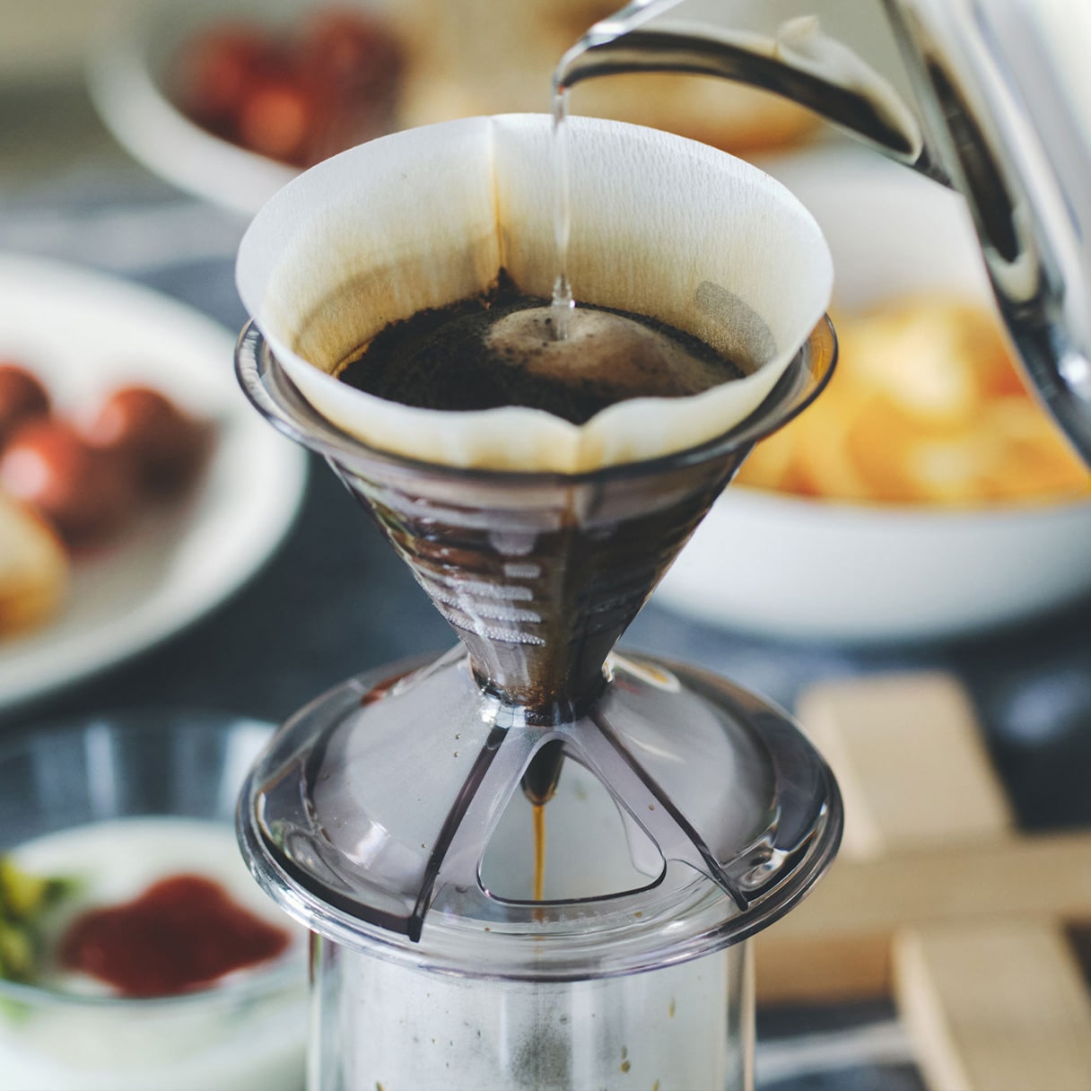 コーヒー粉へお湯を注ぐメーカー使用写真。コーヒー粉・ポット・サーバーは商品構成へ含めていません。