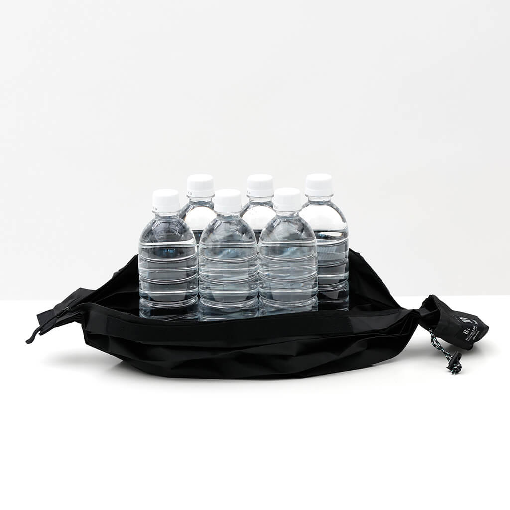 500mLペットボトル6本を置いた公式の収納容量例。耐荷重3kgの条件は別に守ります。