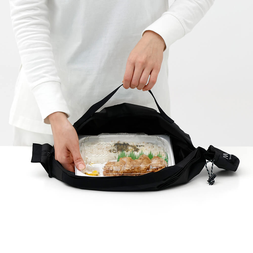底面が広い弁当容器を入れるブラック8Lの公式例。容器は付属しません。