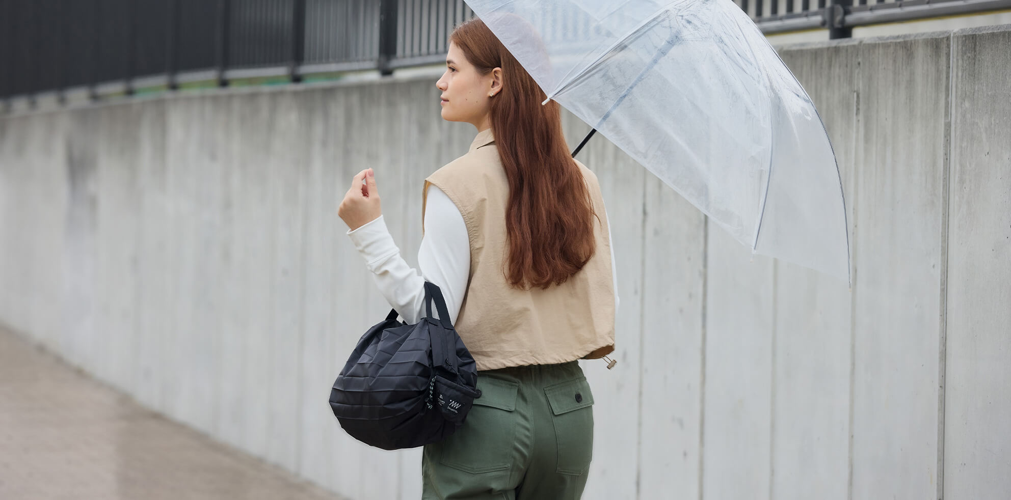 雨の日にブラック8Lを使う公式例。傘や衣類は付属しません。