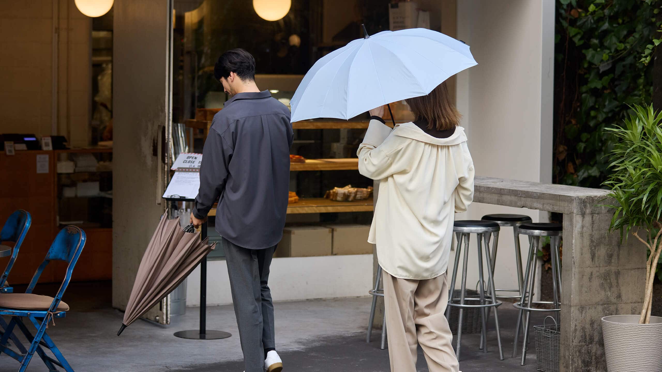 店先でブルーグレー58cmを使う公式例。左の別色傘や周囲の物は付属しません。