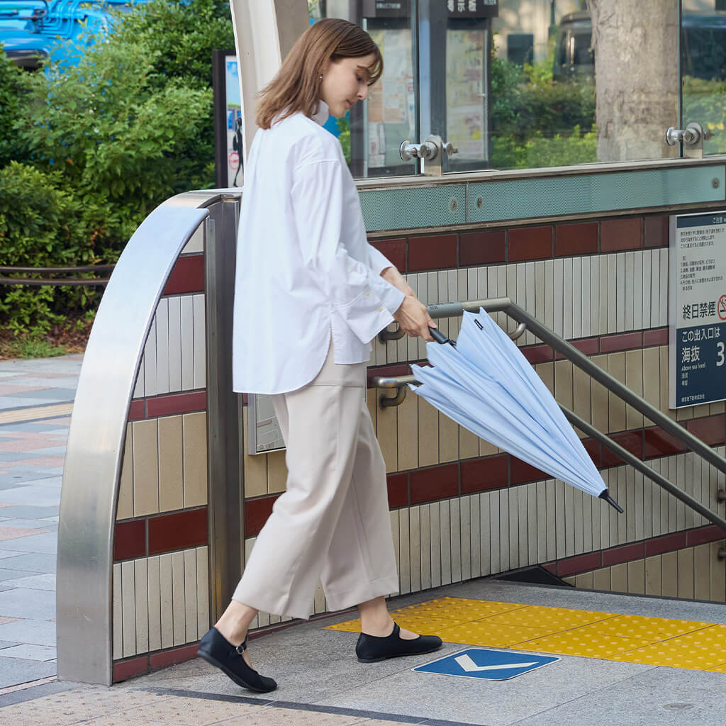 乗り物の出入りでブルーグレーを閉じた公式例。衣類や周囲の物は付属しません。