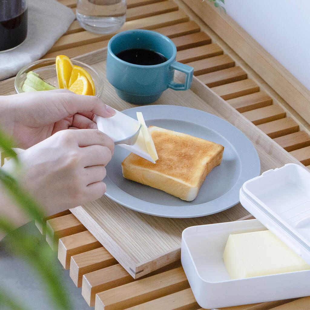 付属カッターで切ったバターをパンに使うメーカー使用例。食品・食器は付属しません。