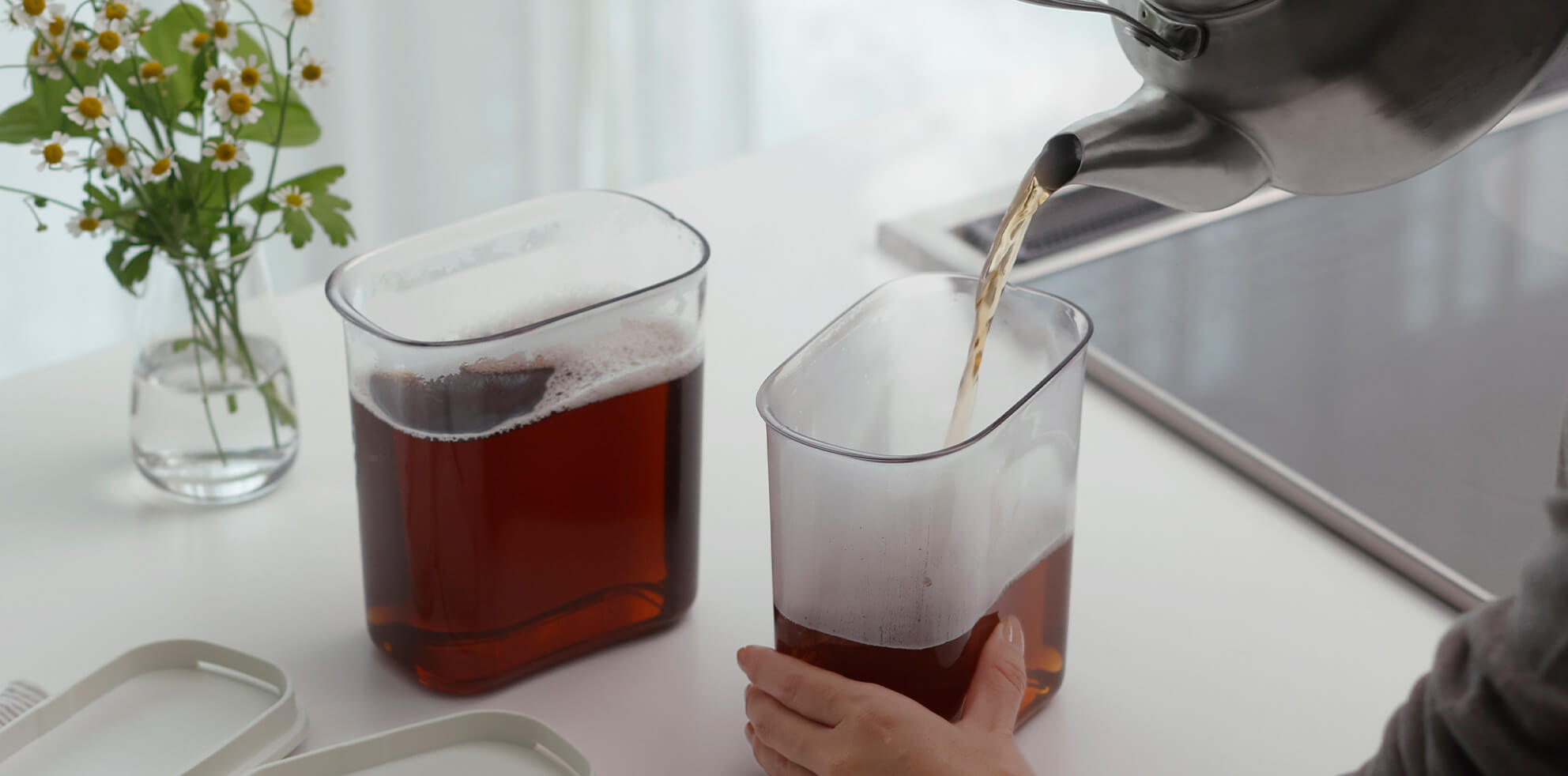 熱い飲みものを注ぐ公式使用例。十分冷めてからフタを閉める条件があります。写真内の2個がセットになる対象ではありません。