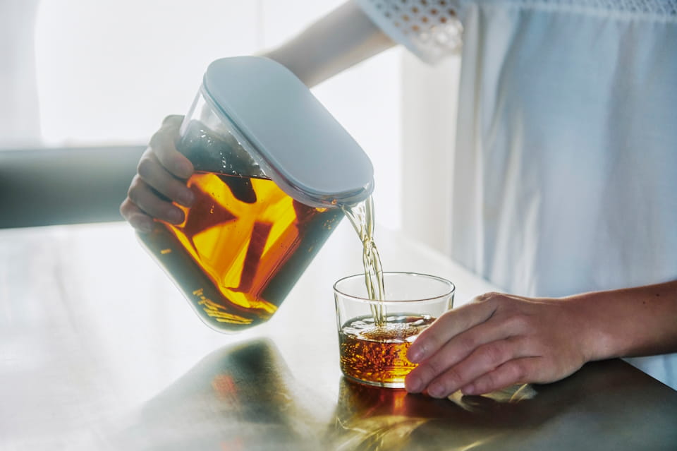 白色のフタで注ぐメーカー公式の使用写真。グラスや飲みものは付属しません。