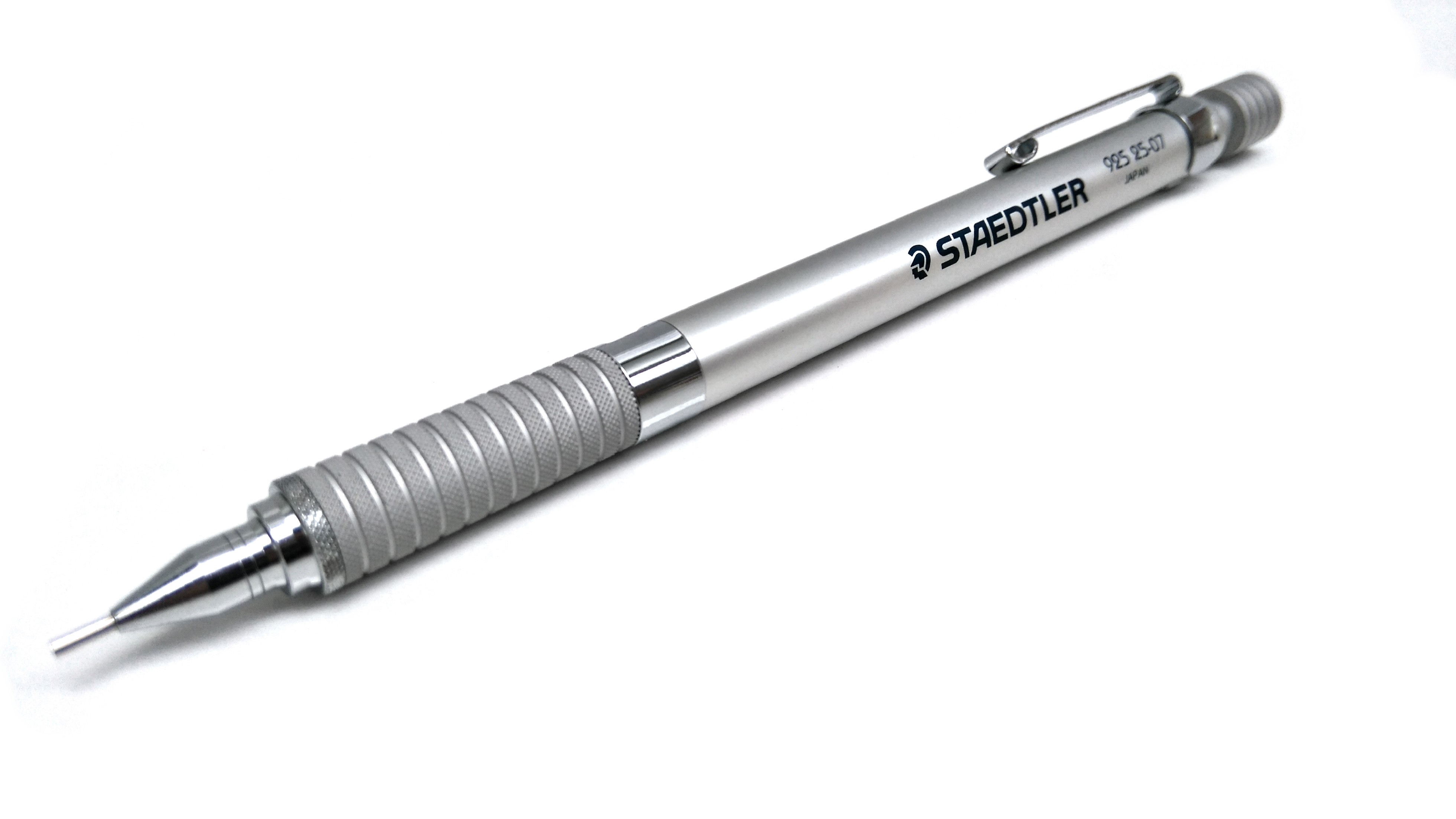 ステッドラー製図用シャープペンシル925 25-07のシルバー本体。軸に型番が印字されている