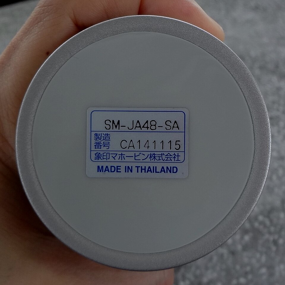 本体底面の製品表示に SM-JA48-SA と印字された写真